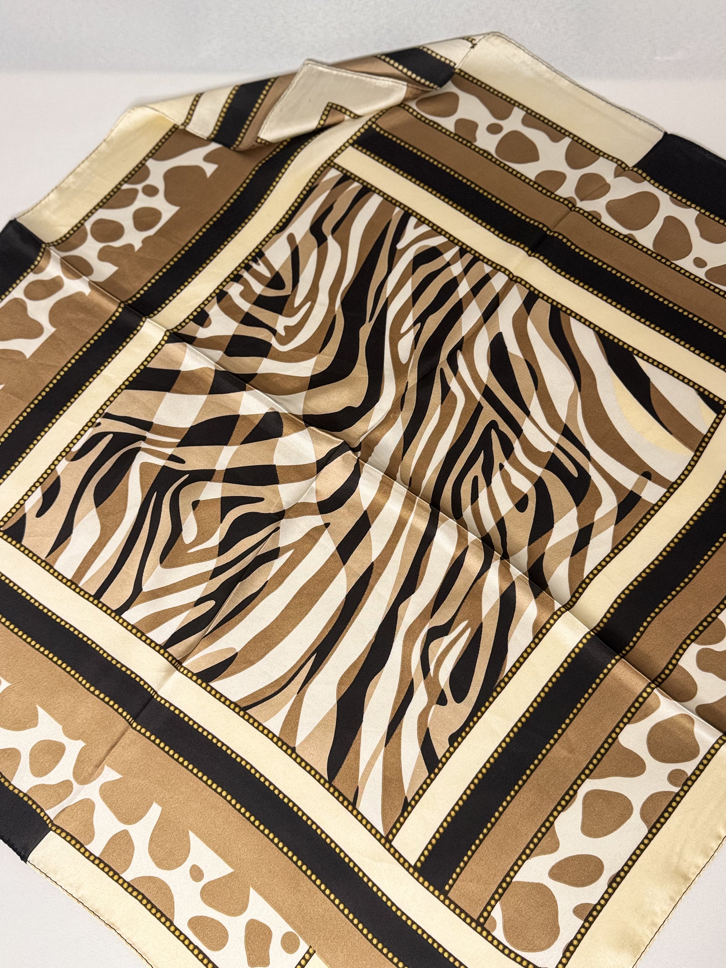 Scarve with animal prints